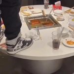 朝海底捞锅底小便男子赔偿或达百万