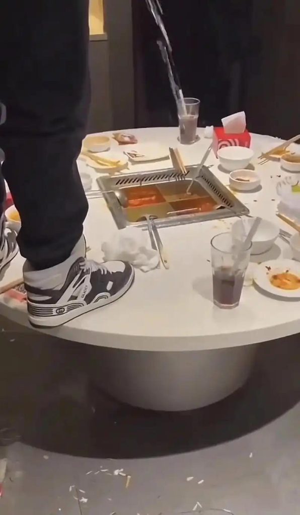 朝海底捞锅底小便男子赔偿或达百万
